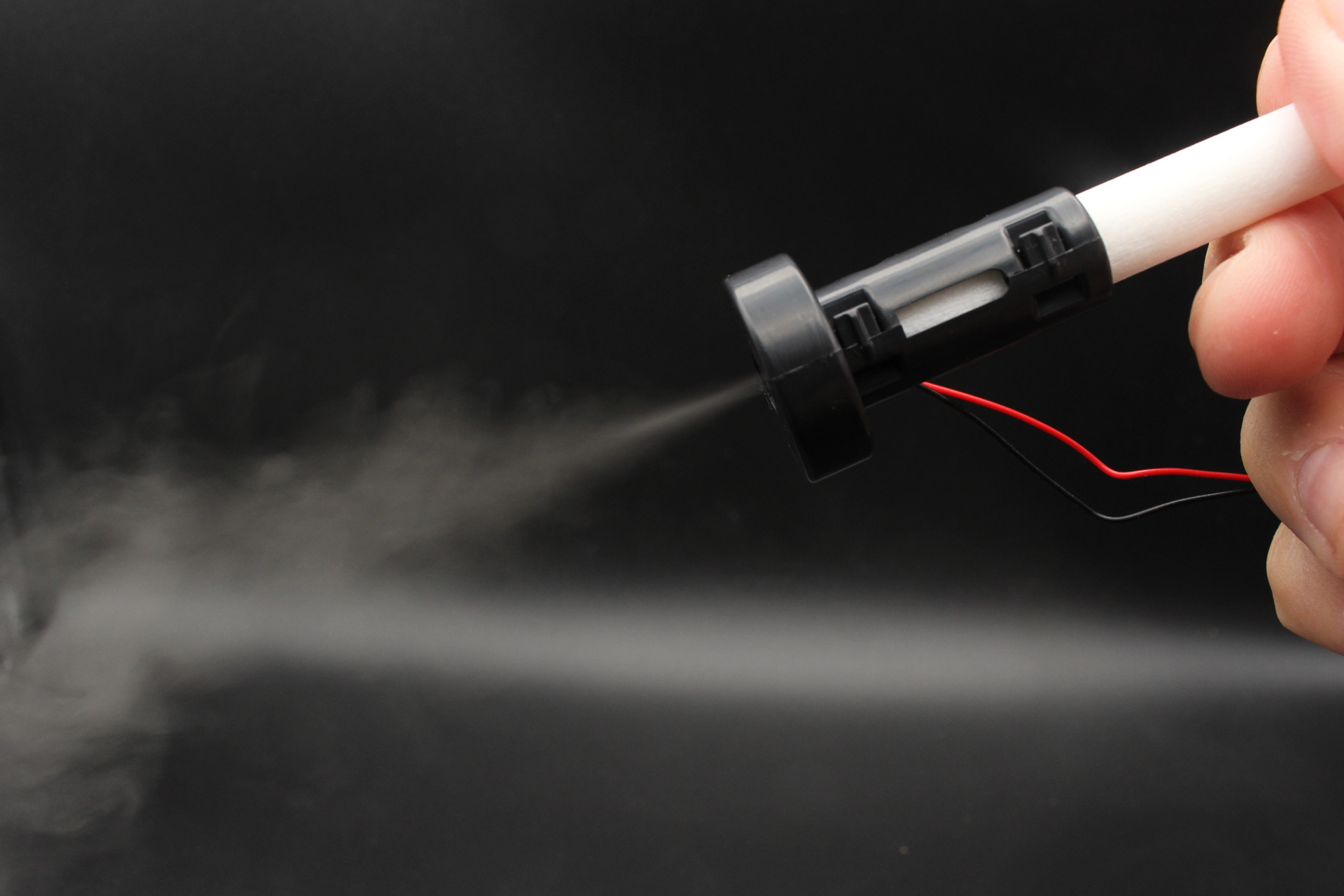 USBケーブルを電源に繋ぐと、先端から勢いよくスモークフォグが吹き出す