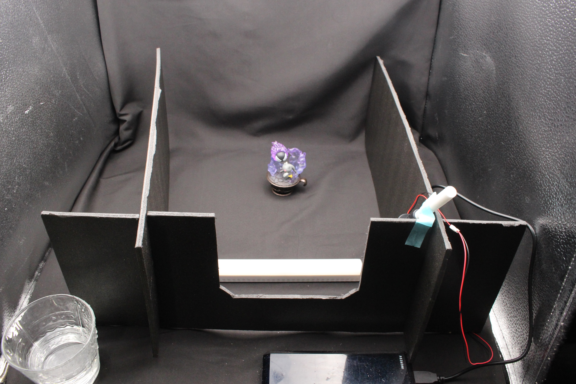 筆者は撮影ボックスの中にこのような環境を作った。かかった費用は1,000円程度だ