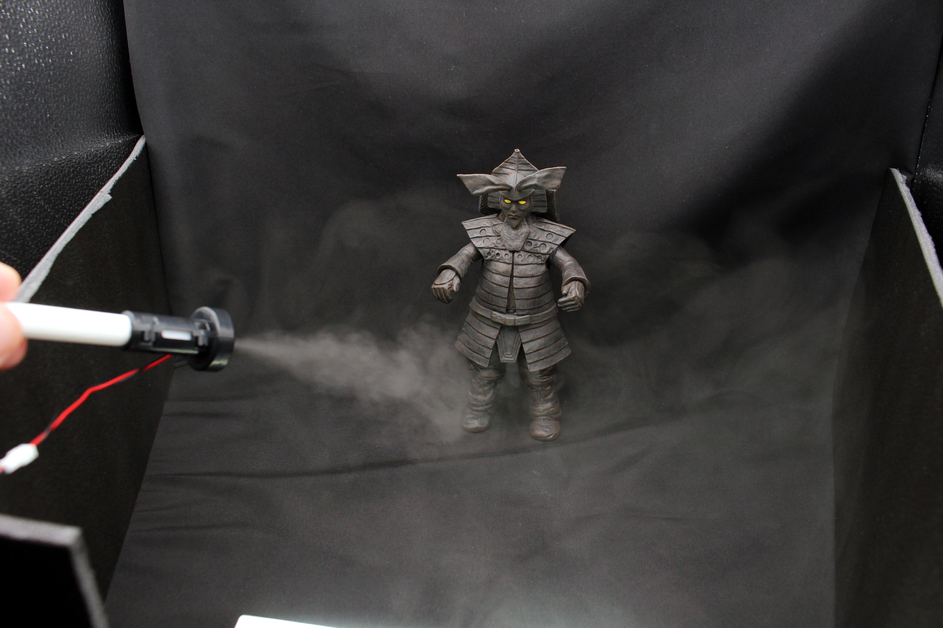 仕切りは霧を滞留させるためのもの。より濃い霧を演出する場合は、左右の仕切りの位置を調整する