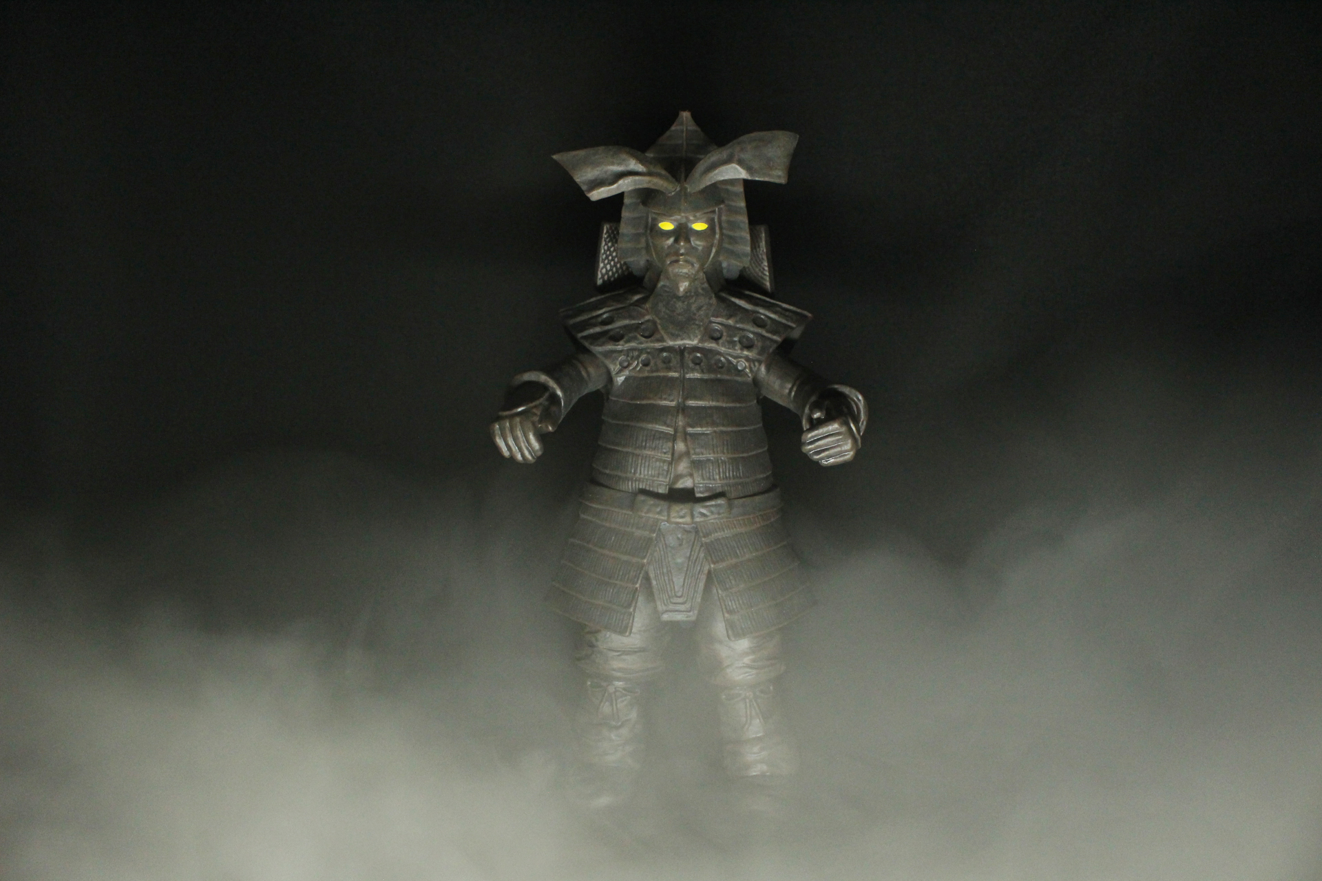 上記画像の状態からボックスのライトを消し、センサーライトをオンにして撮影したもの。霧は常に動いているので、シャッターを何度も切ってベストなものを見つけよう