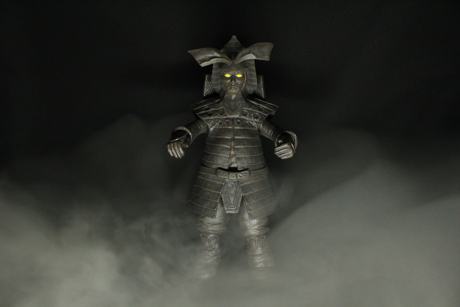 上記画像の状態からボックスのライトを消し、センサーライトをオンにして撮影したもの。霧は常に動いているので、シャッターを何度も切ってベストなものを見つけよう