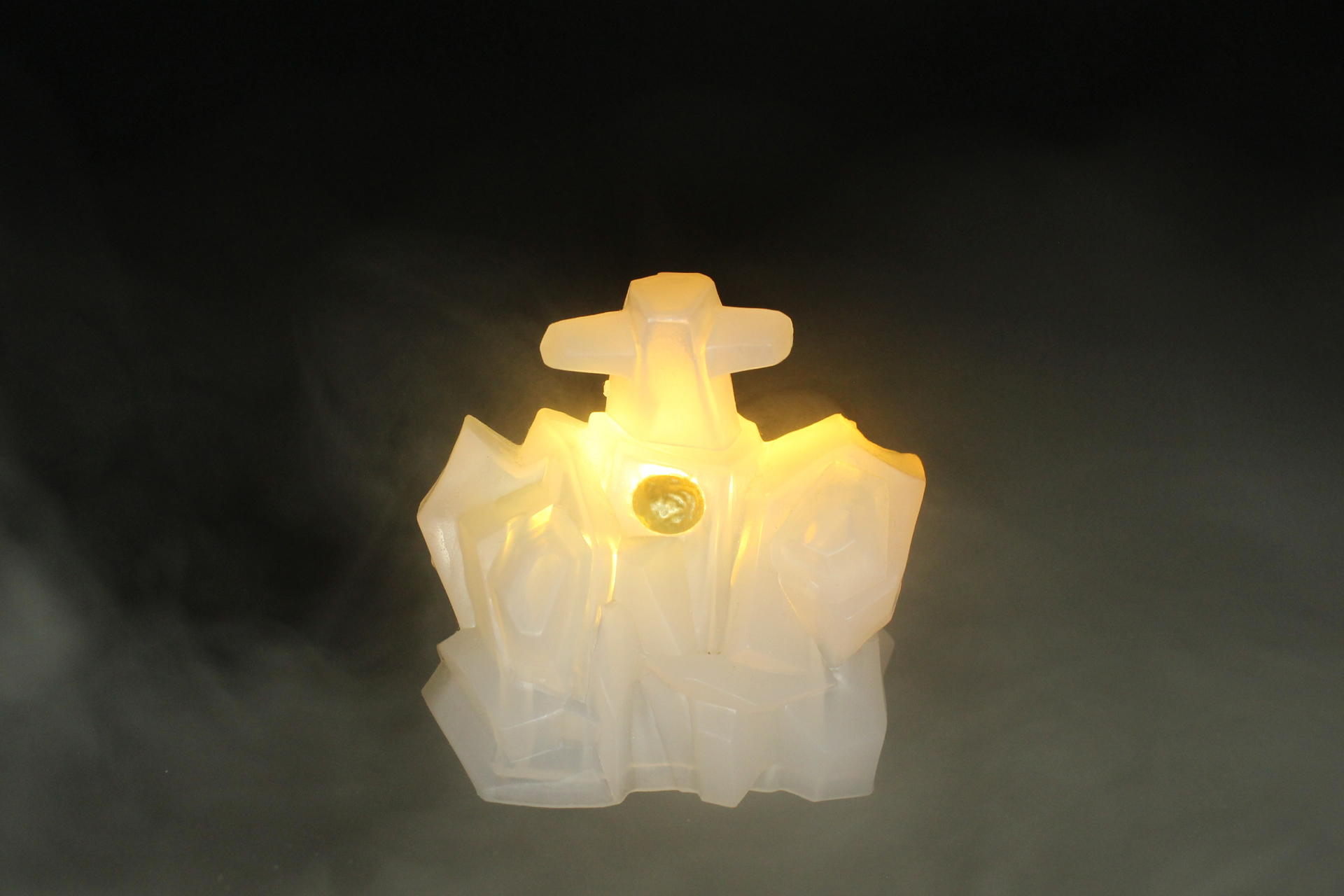 発光ギミックのあるフィギュアは霧の中で引き立って見える