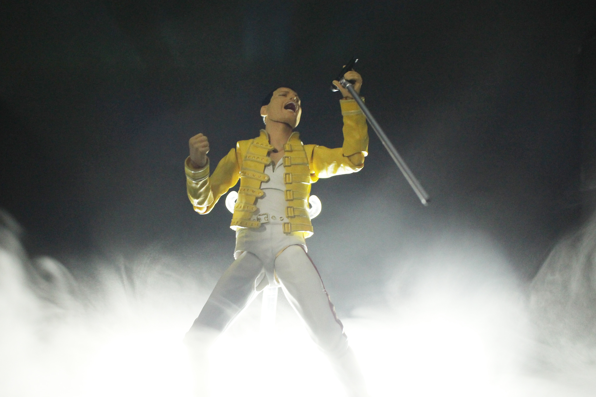 向こう側にセンサーライトを置いてみた。逆光によりライブのスモーク演出のように見える