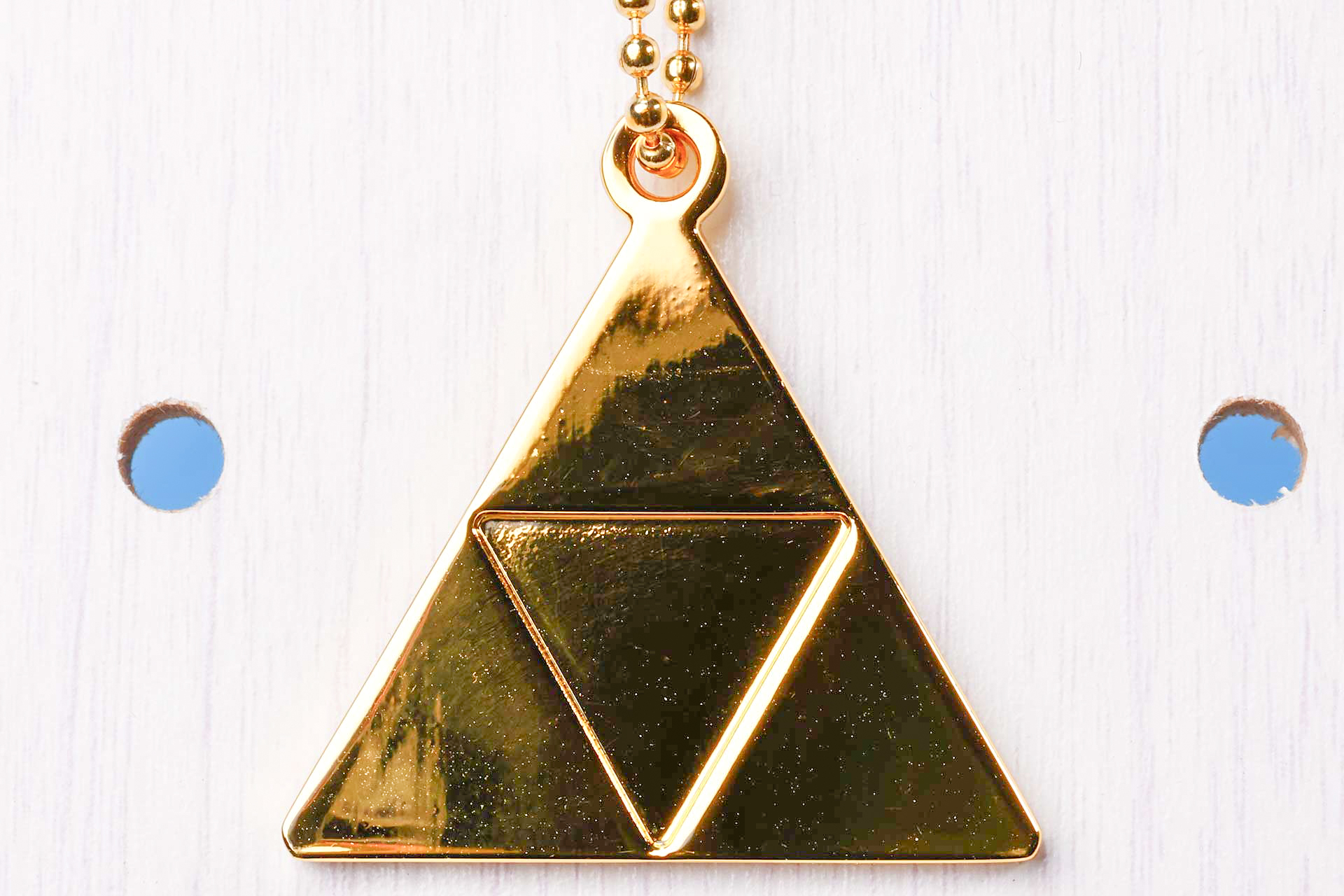 裏面は共通デザインで光り輝くトライフォースのデザインを凹凸で再現している