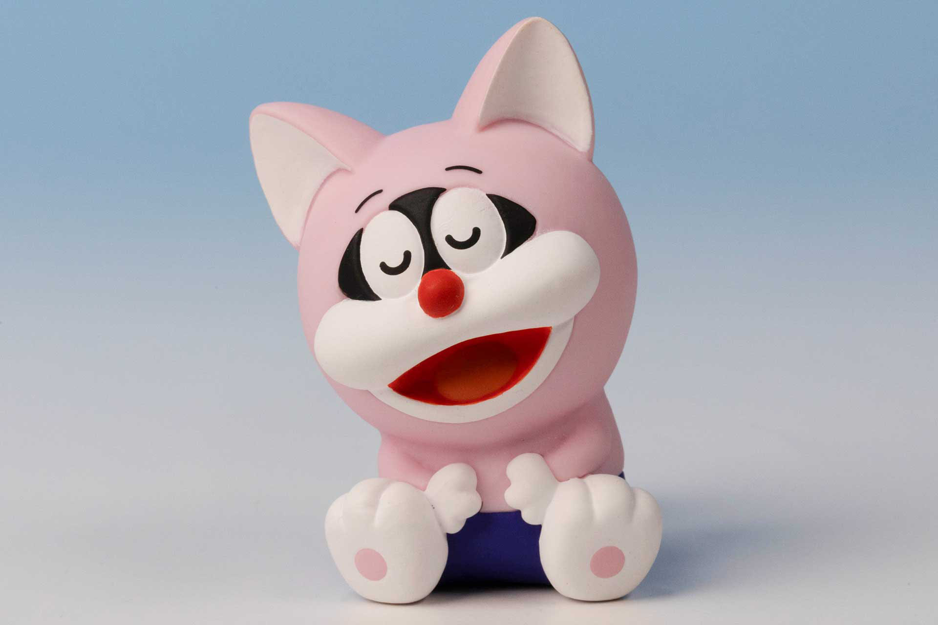 幸せそうに眠っているポコニャン