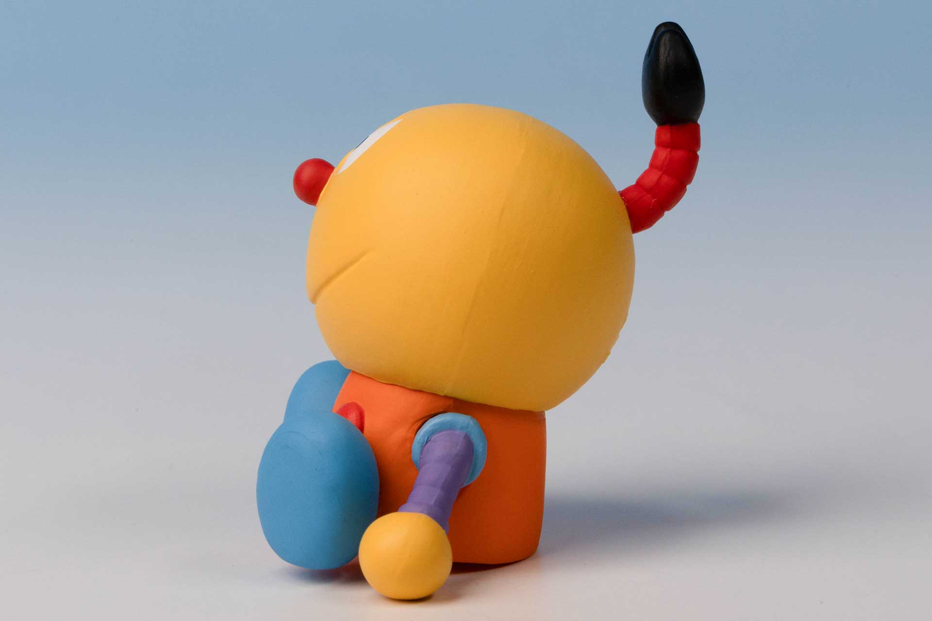 横から見ると、ロボットらしいところが多い