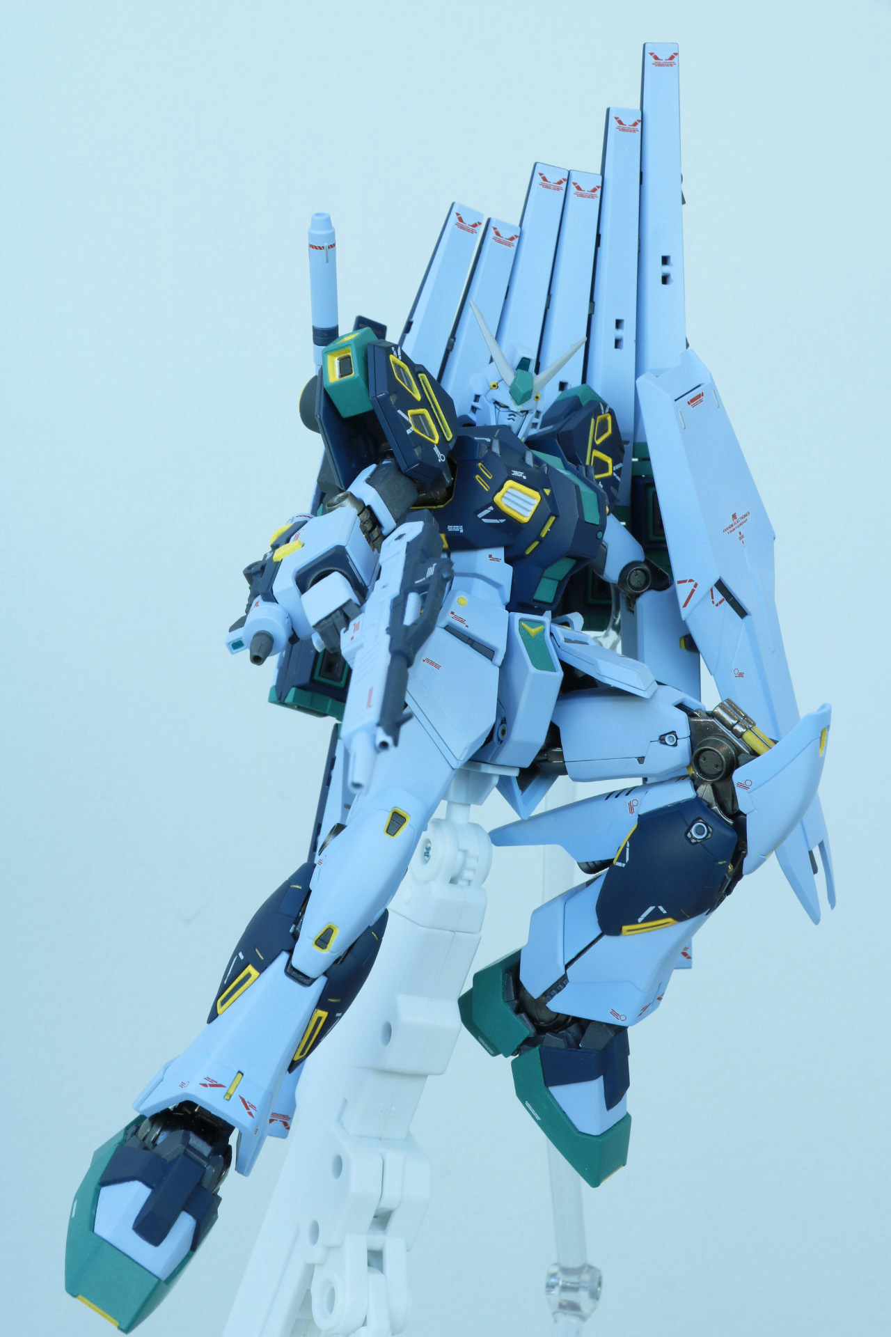 フィン・ファンネルを装備した量産型νガンダム<br />※画像は試作品を使用しています