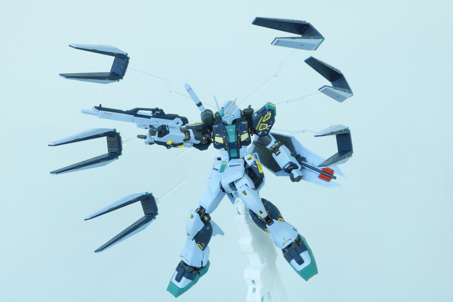 フィン・ファンネルを展開すれば、迫力あるディスプレイが楽しめる<br />※画像は試作品を使用しています