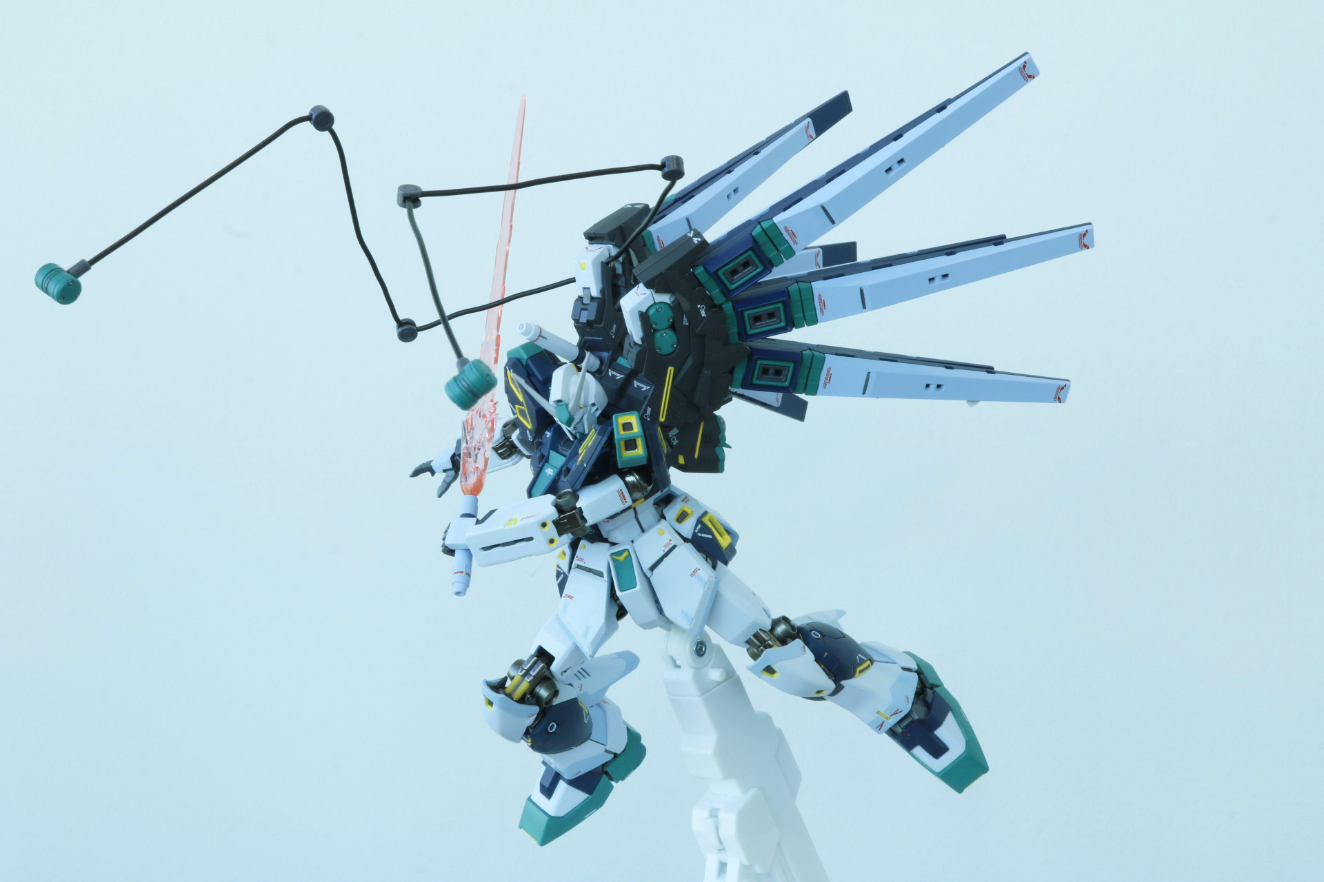 「METAL ROBOT魂 （Ka signature） ＜SIDE MS＞ 量産型νガンダム」に専用ジョイントパーツとフィン・ファンネルを装備することで「Hi-νガンダム」のようなシルエットが楽しめる。<br />※画像は試作品を使用しています