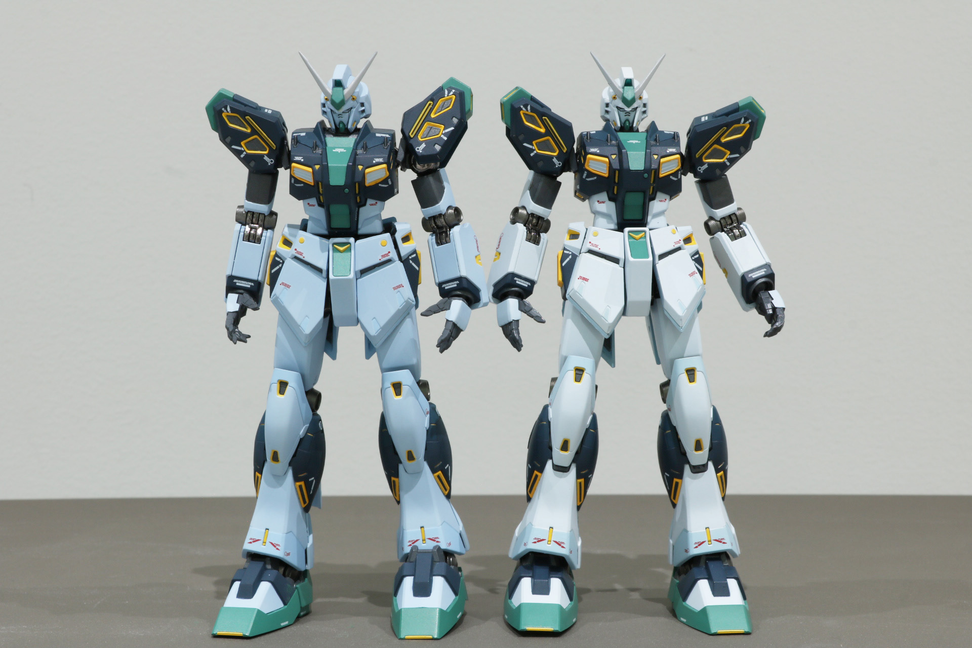 「METAL ROBOT魂 （Ka signature） ＜SIDE MS＞ 量産型νガンダム（フィン・ファンネル装備）」（左）と「METAL ROBOT魂 （Ka signature） ＜SIDE MS＞ 量産型νガンダム」（右）を比較<br />※画像は試作品を使用しています