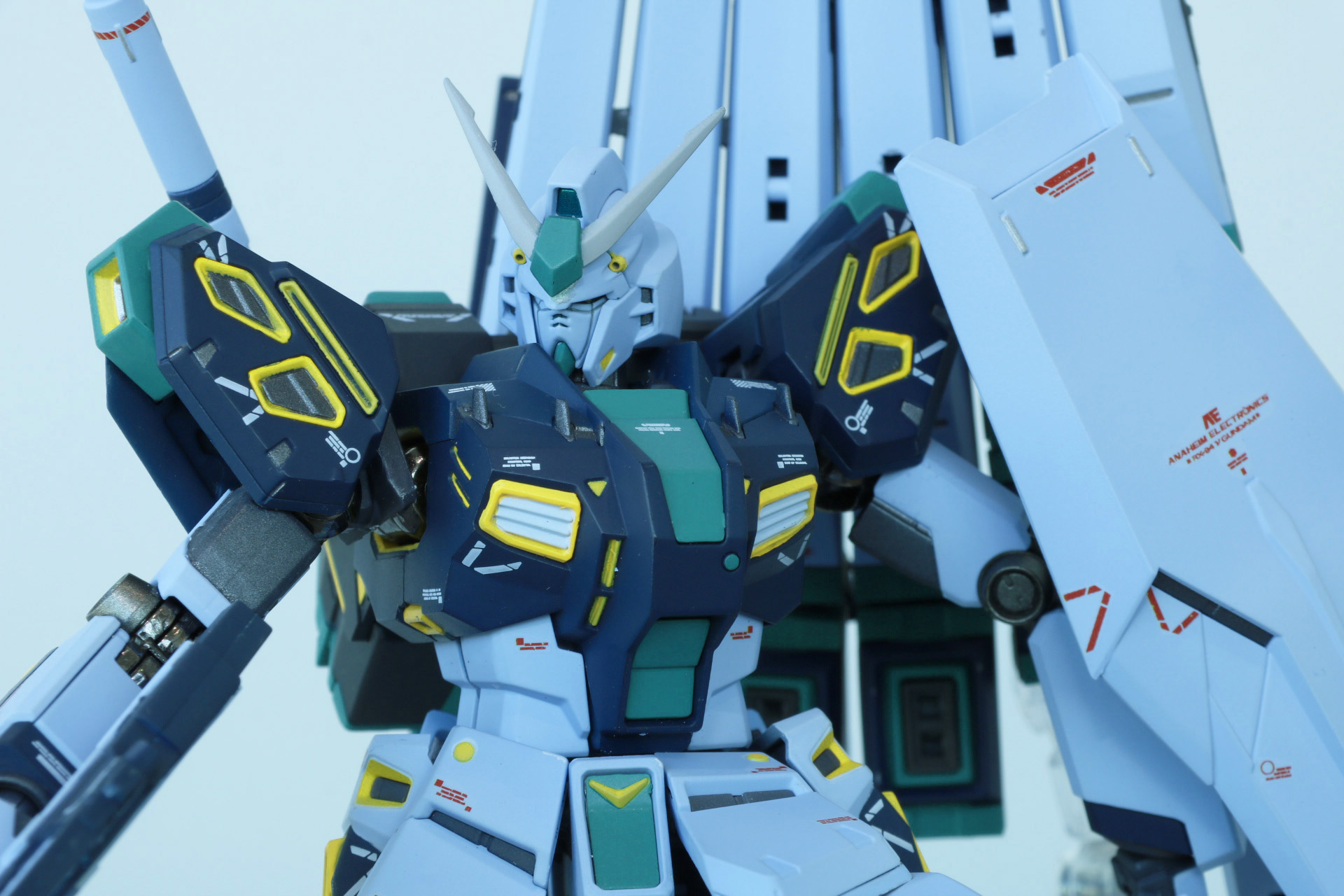 ライトブルーの特徴的なカラーリングや細かな差し色表現<br />※画像は試作品を使用しています