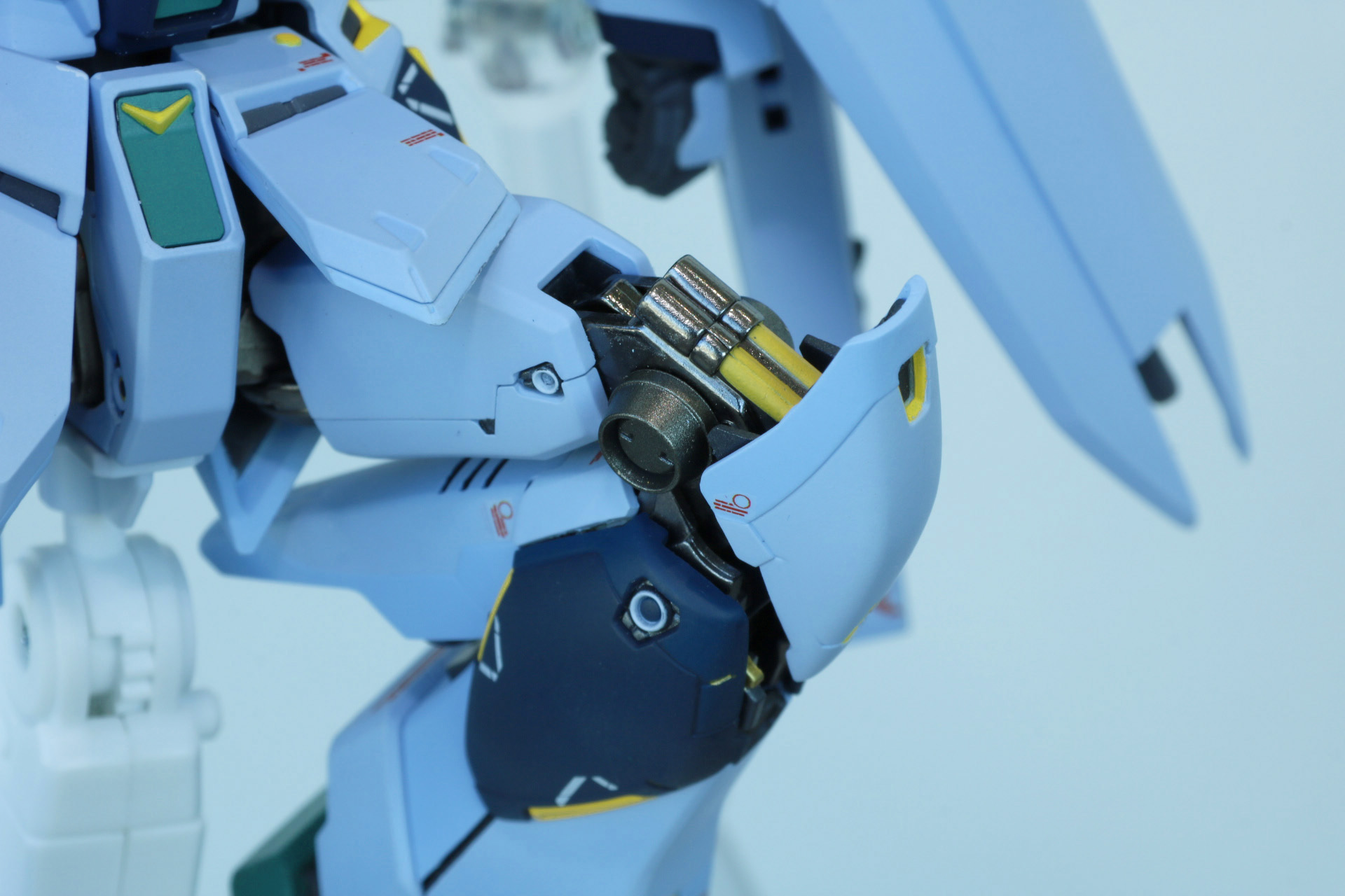 膝など動かした際に露出するメカ表現にも注目<br />※画像は試作品を使用しています