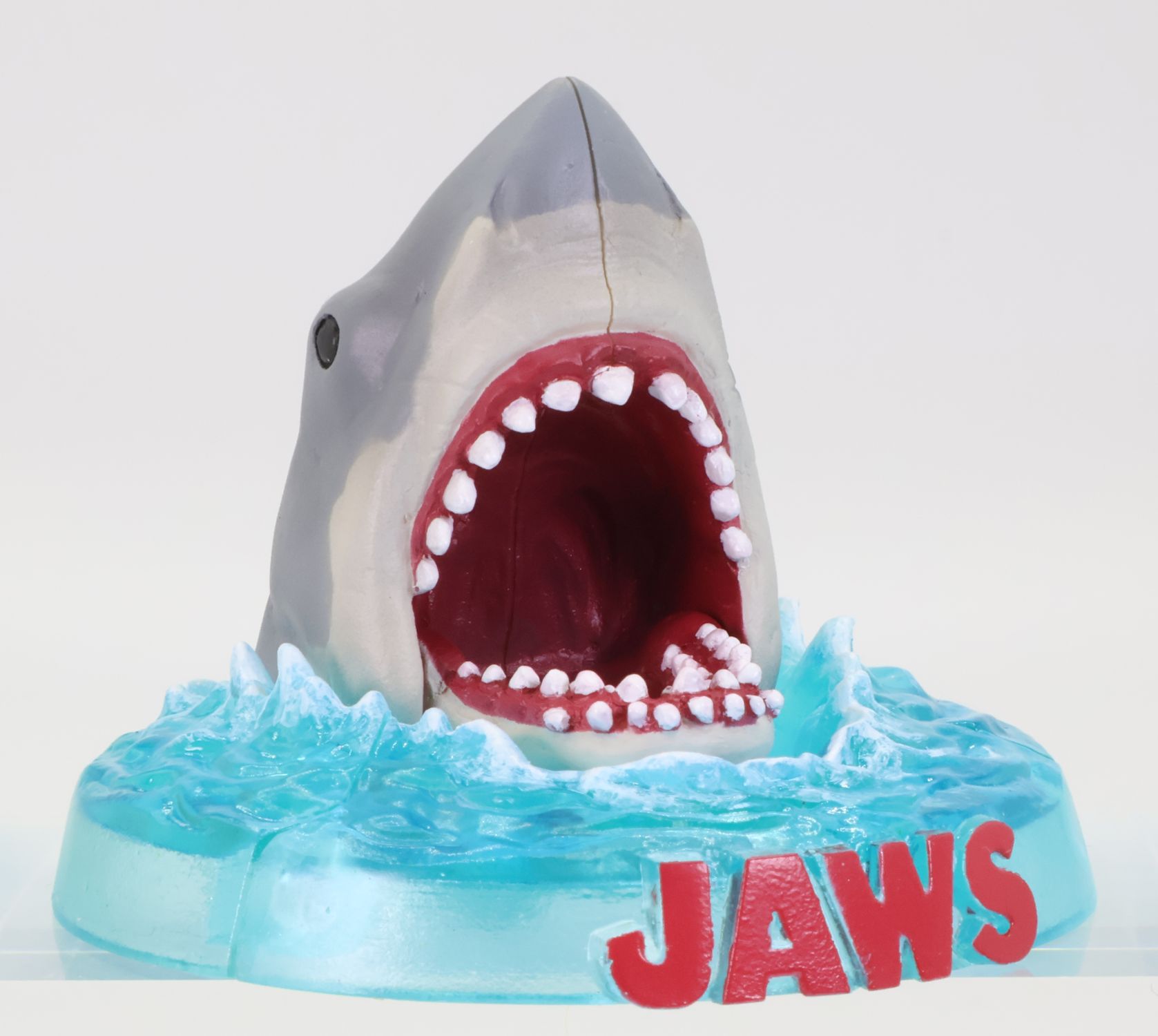 海面を割って現われた恐ろしい姿を、作品ロゴ付きのビネットとして立体化