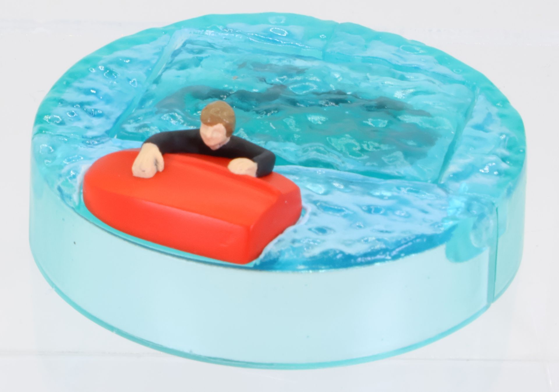 転覆したボートに逃れようとする人に鮫が迫る。海面を回転させると、鮫が出現