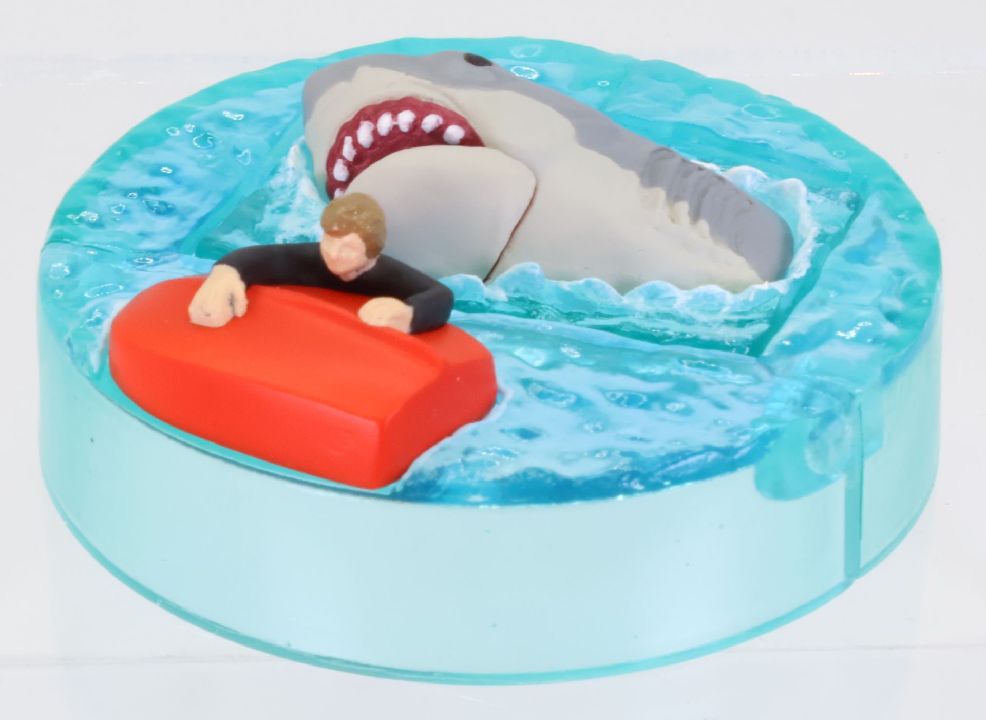 転覆したボートに逃れようとする人に鮫が迫る。海面を回転させると、鮫が出現