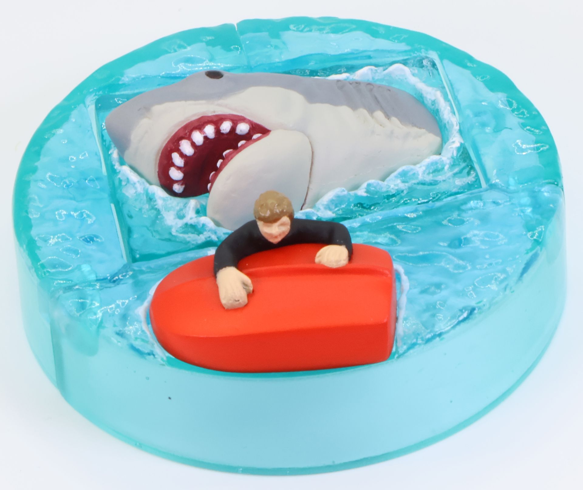 転覆したボートに逃れようとする人に鮫が迫る。海面を回転させると、鮫が出現