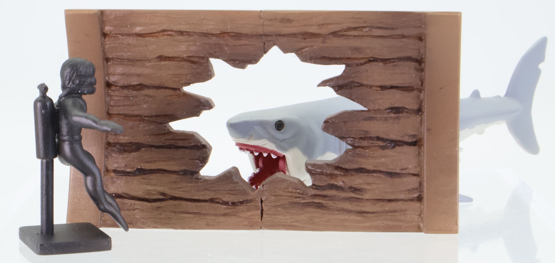 謎の沈没を遂げた船を調べるダイバーが、人食い鮫を発見