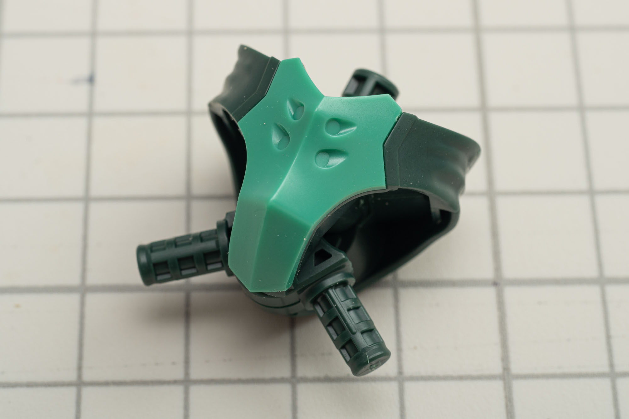 腰はシンプルな作り。筆者の組んだキットでは付け根の可動が少し硬かったのでポージングで動かす際には注意したい。