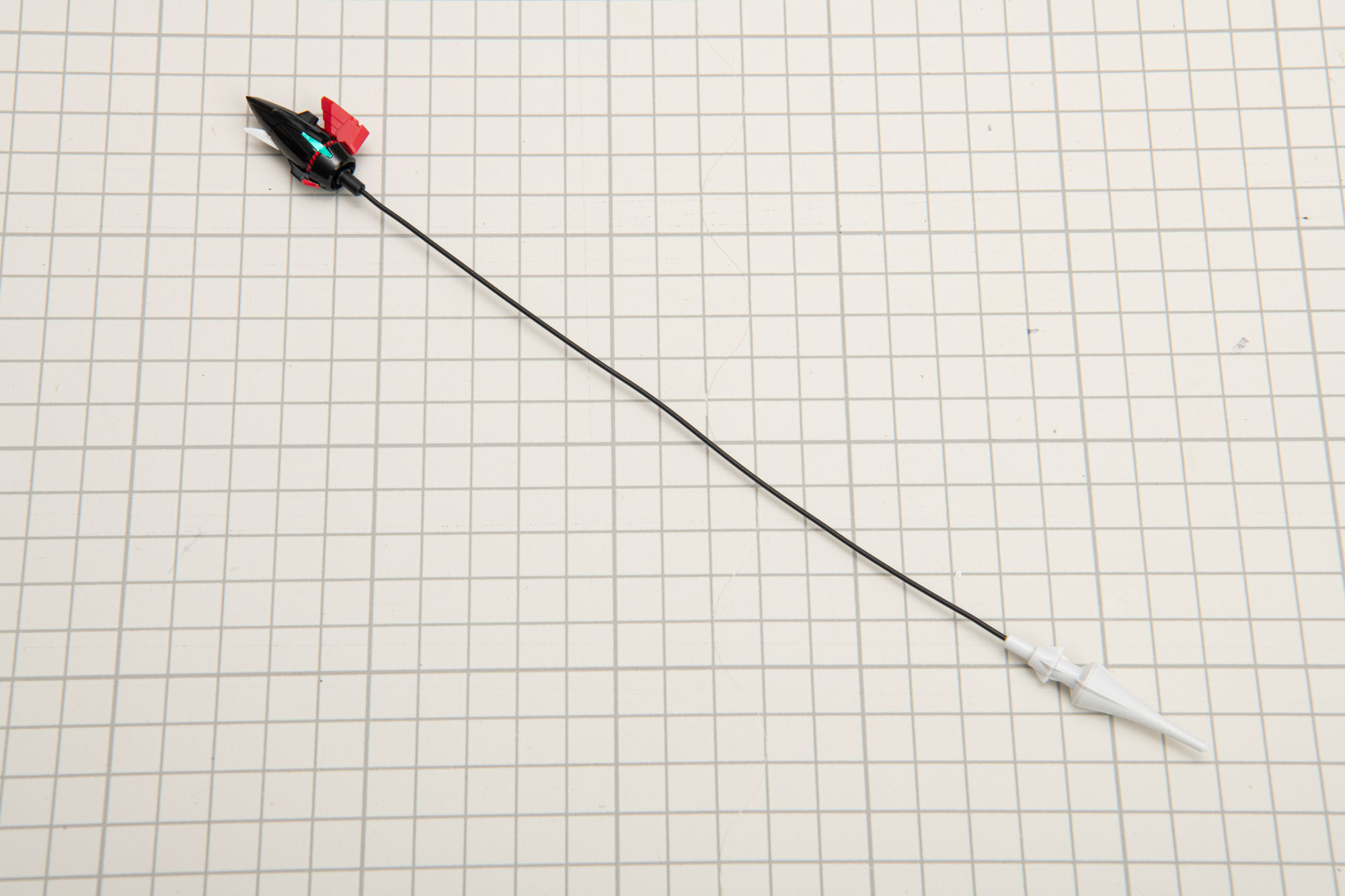 スパイクの射出用リード線はそのままだとかなり長さがあるので好みに応じてカットしても良い。