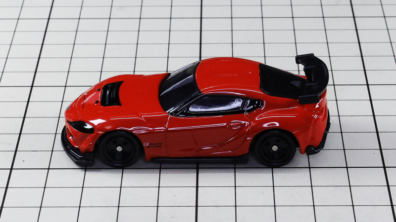 サイド：ボンネットのダクトや大きなGTウイングが特徴