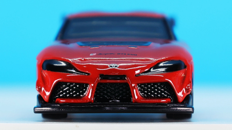 フロントヘッドライトはブラックアウト化されています