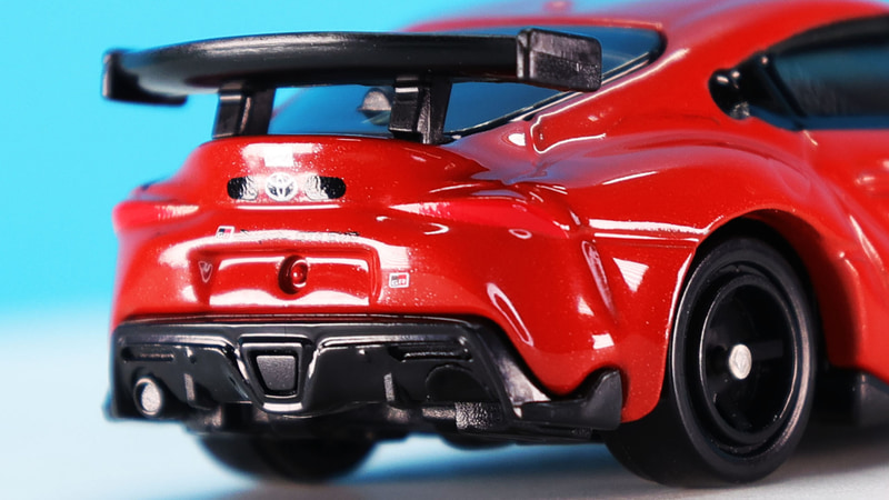 本来ナンバープレートが付けられる場所にはエアジャッキの接続部があります