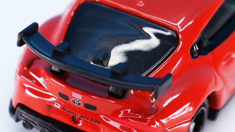 リアウインドウ上面の突起はリアカメラです