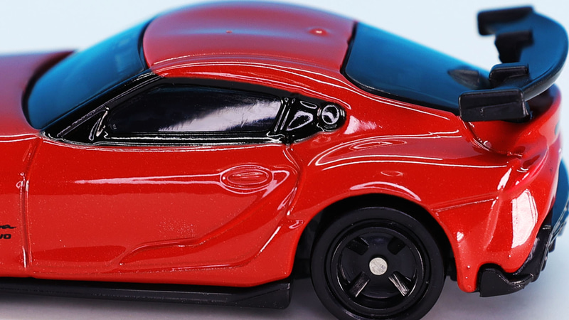 リアのクォーターガラス部には燃料投入口とエア抜きが左右にモールドされています