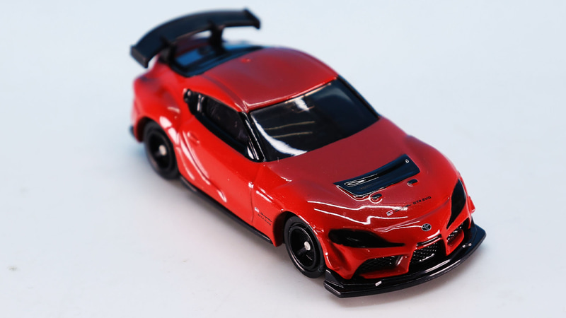 スワンネックで保持されるGTウイングは直線でないことがよくわかります