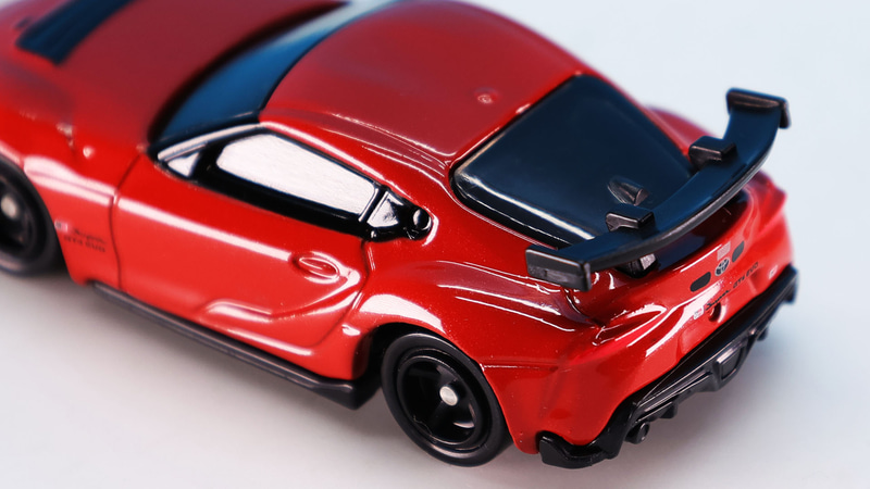 スワンネックで保持されるGTウイングは直線でないことがよくわかります