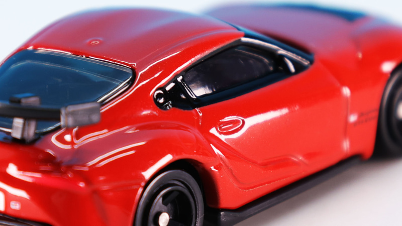 リアの各ロゴはプリントで再現され、フラットなエアロキャッチも再現されています