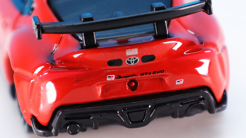 リアの各ロゴはプリントで再現され、フラットなエアロキャッチも再現されています