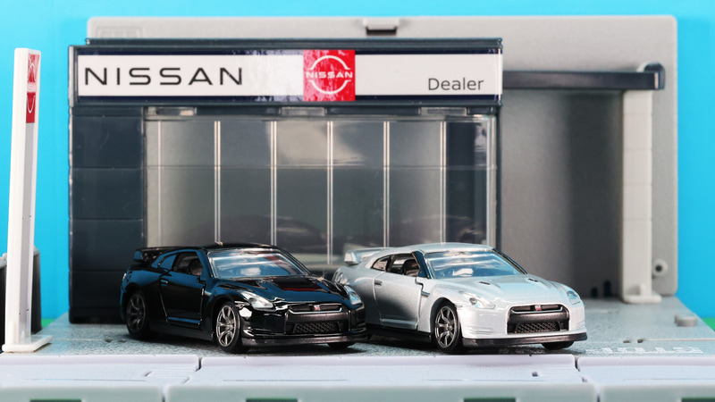 発売記念仕様（左：ブラック）・通常仕様（右：シルバー）