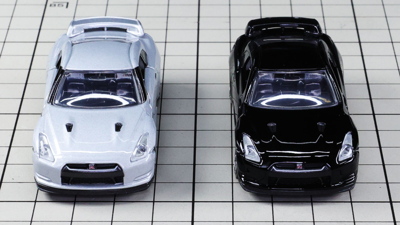 フロント：押し出し感の強いR35初代のフェイスを再現