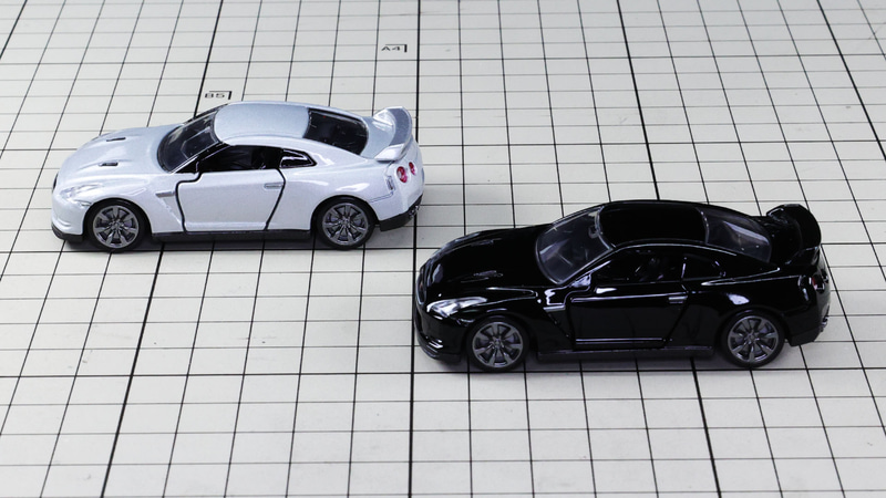 サイド：2ドアとルーフから流れ落ちるラインがリアまでつながるスタイル