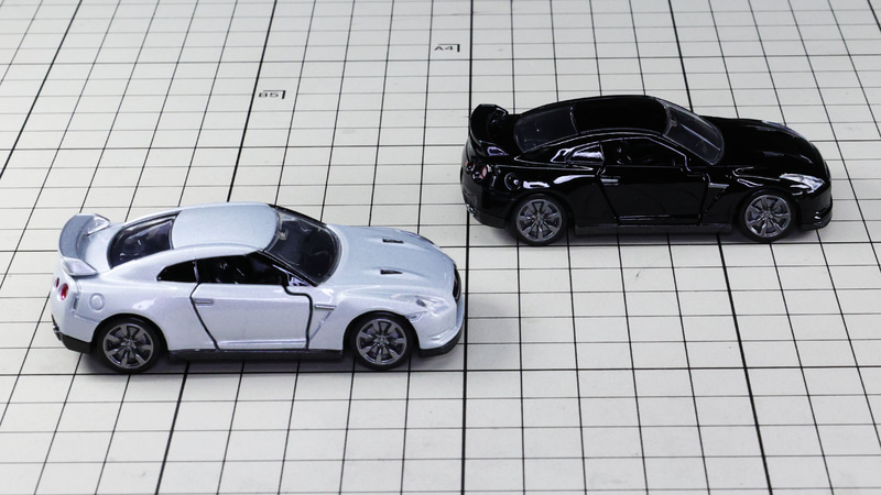 リア：GT-R伝統の丸形4灯のテールランプを再現