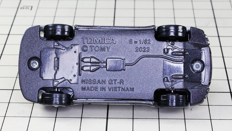 シャーシ：エンジンからのエキゾーストパイプが2本出ていることがわかる