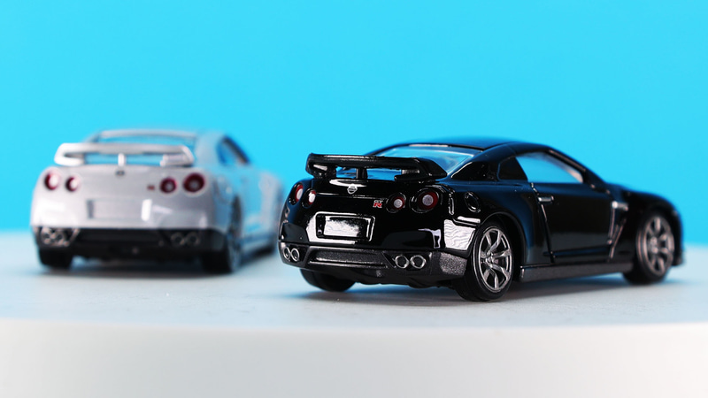 リアウイングも繊細な造形となっています