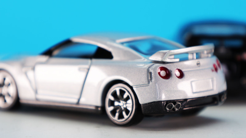 リアにはGT-Rならではの丸形4灯のテールランプを塗装で表現、日産とGT-Rのロゴがプリントされています