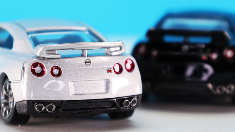 リアにはGT-Rならではの丸形4灯のテールランプを塗装で表現、日産とGT-Rのロゴがプリントされています