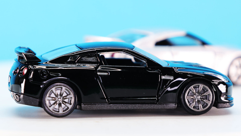 ボディサイドの加飾部・ドアハンドル部なども細かい塗り分けがされています