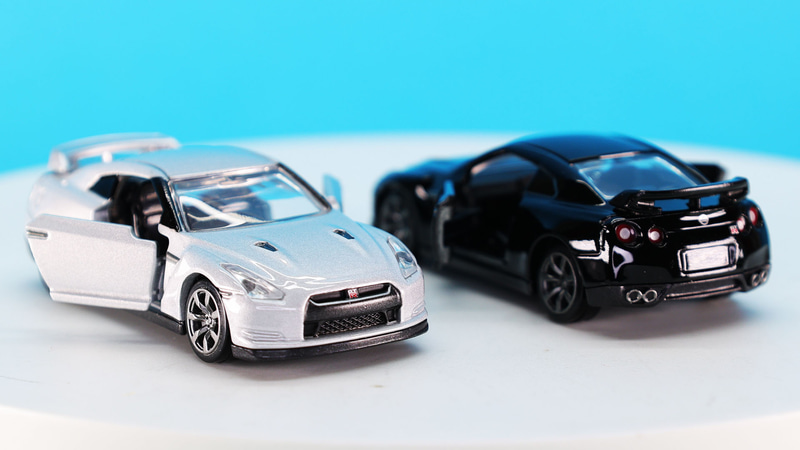 左右ドアが開閉できるトミカは楽しい！