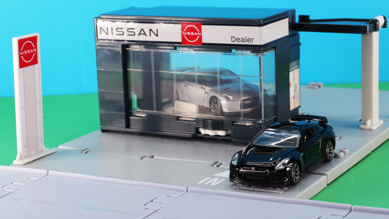 R35GT-R発表！日産ディーラーで初お披露目されたGT-Rは人気の的に