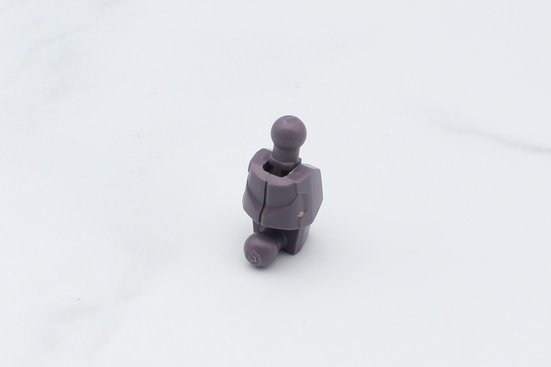 胴体の組み立て。首関節を組み立てて胸部内側に取り付け