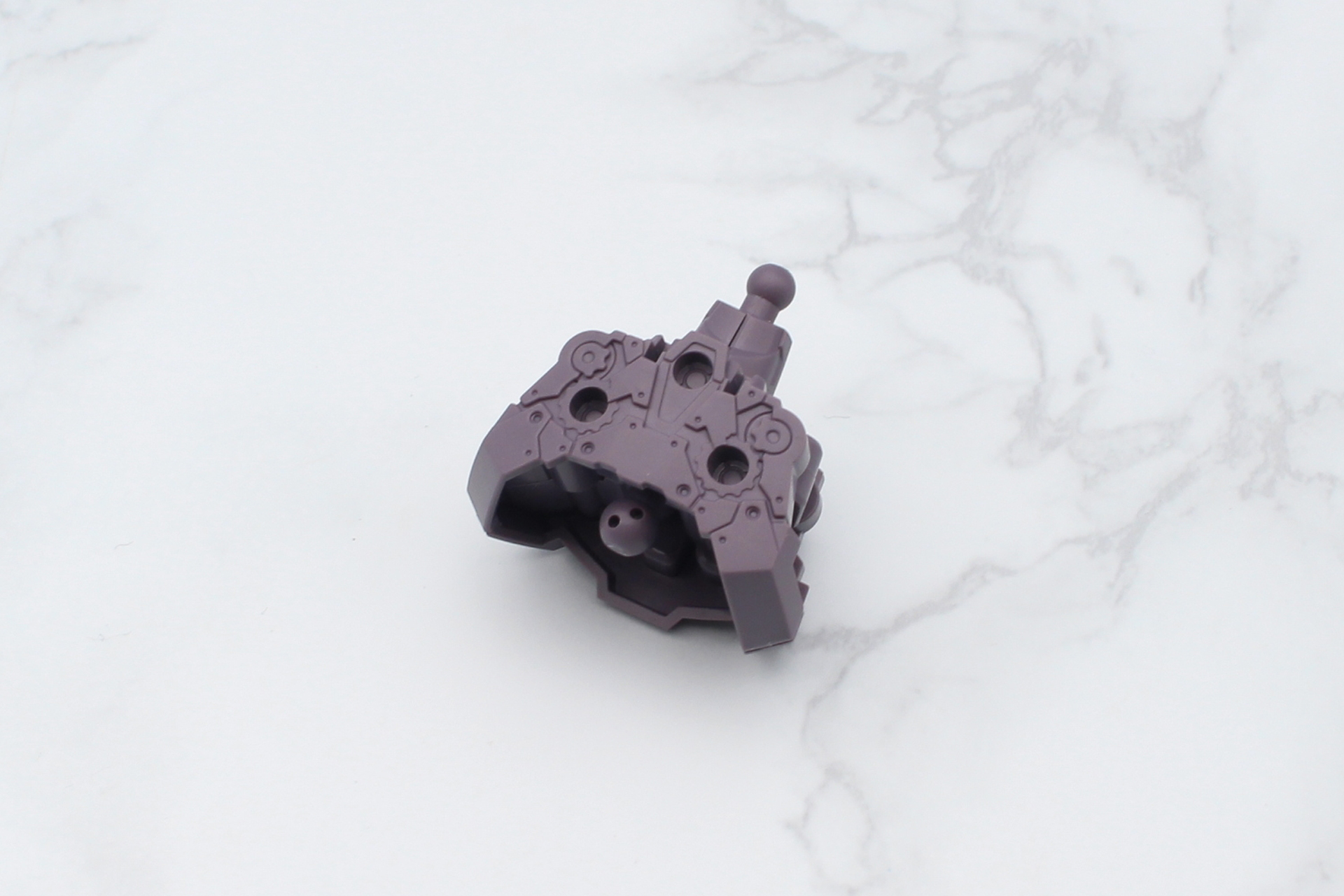 腹部に繋がる関節を取り付けて前後を合わせる