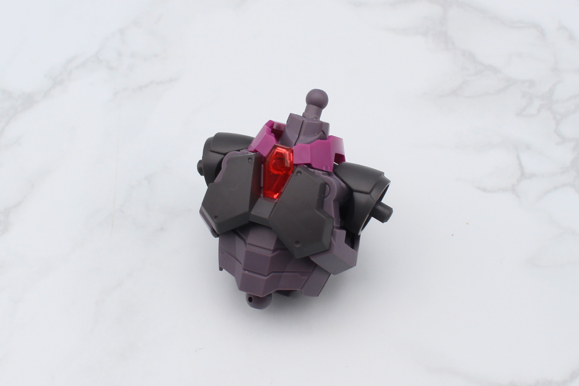 胸部に組み立てた腹部とエレメントコア、胸アーマーを取り付け