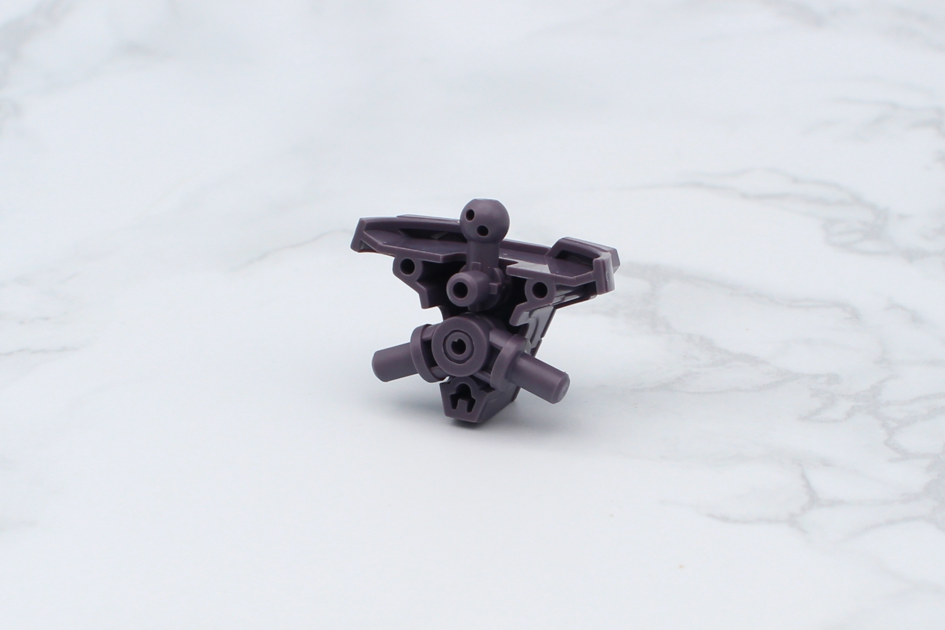 腰部の組み立て。内部の関節の構造はシンプルだ