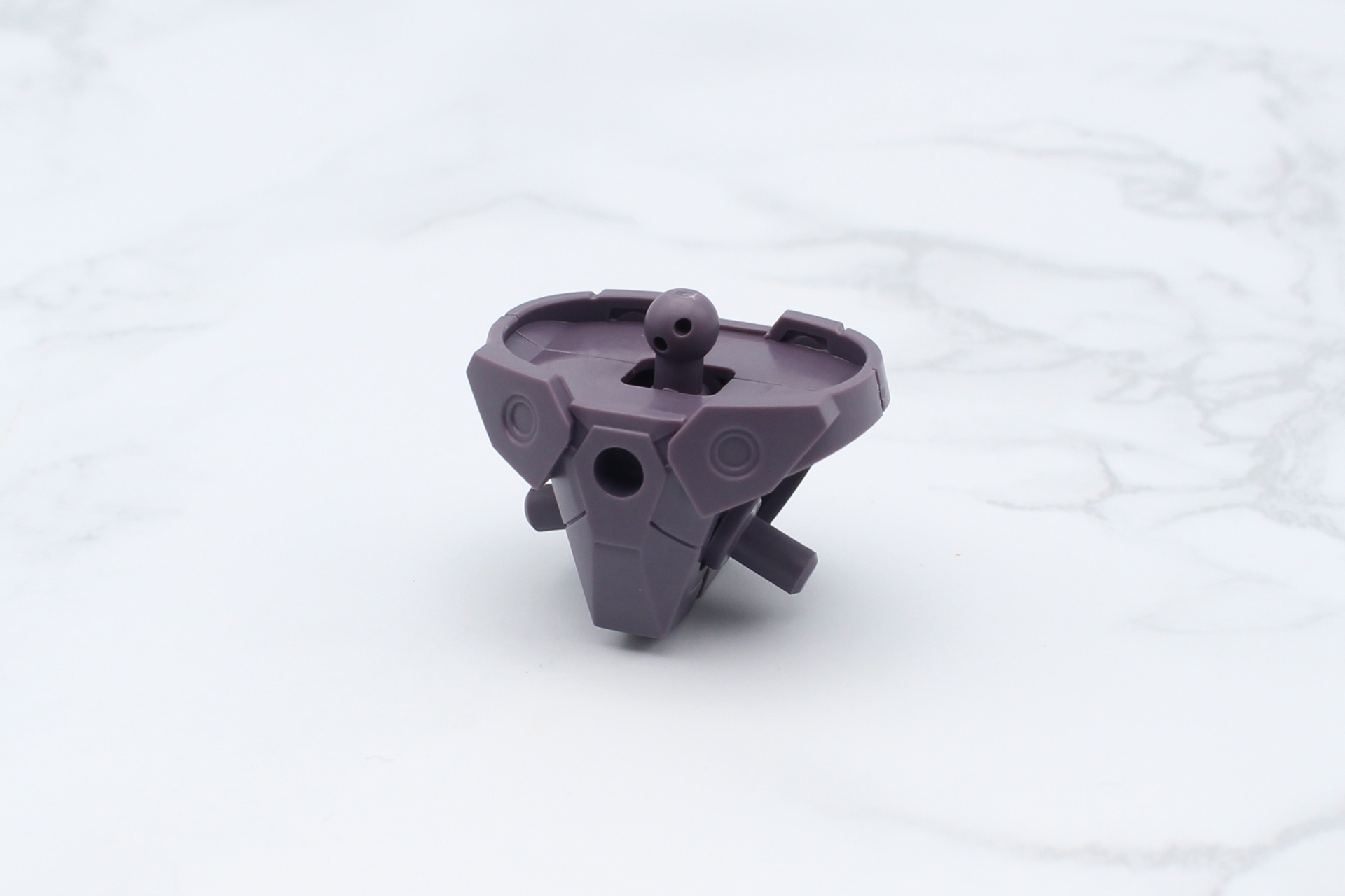 腰部の組み立て。内部の関節の構造はシンプルだ