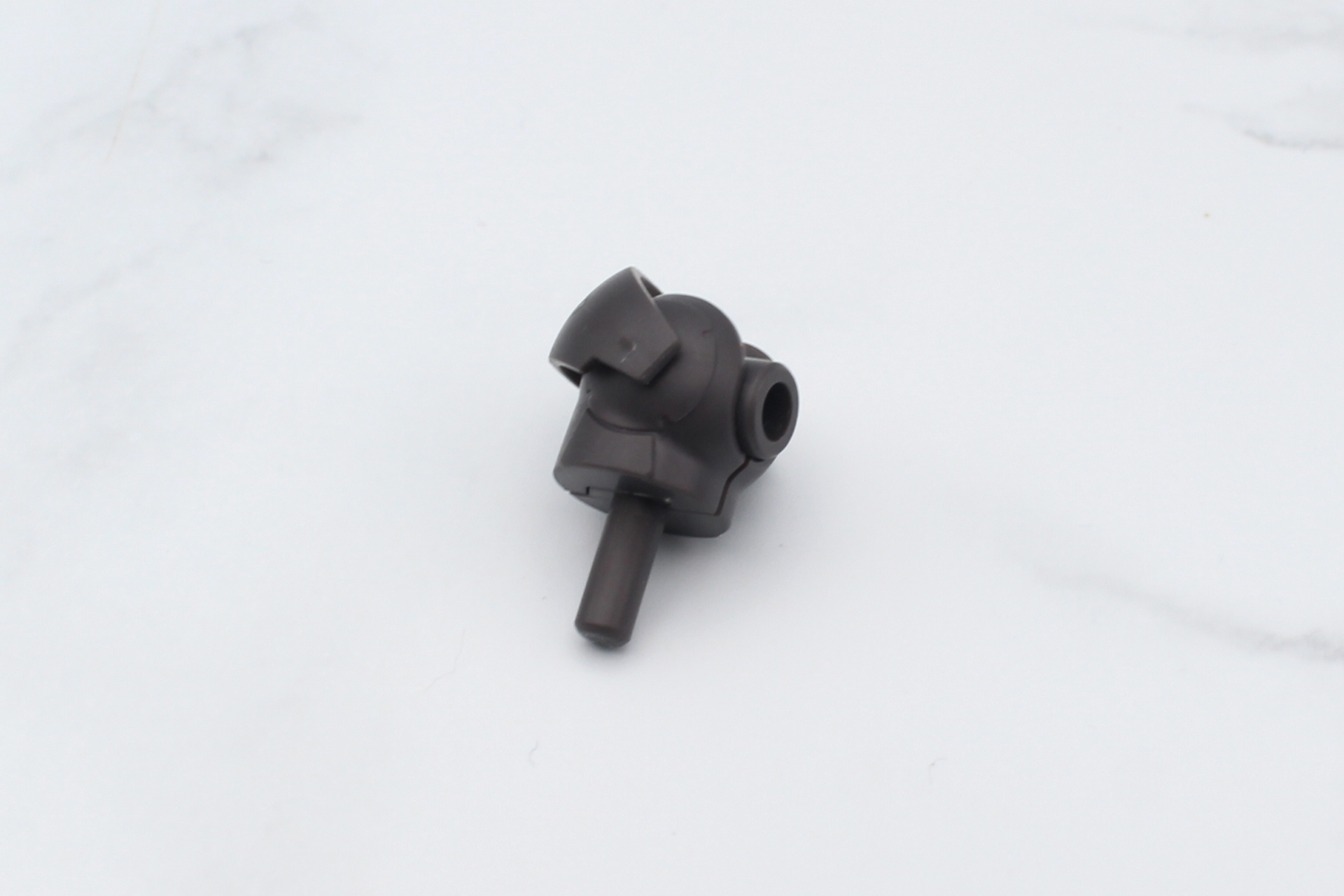 腕の組み立て。パーツを合わせて装甲を取り付ける