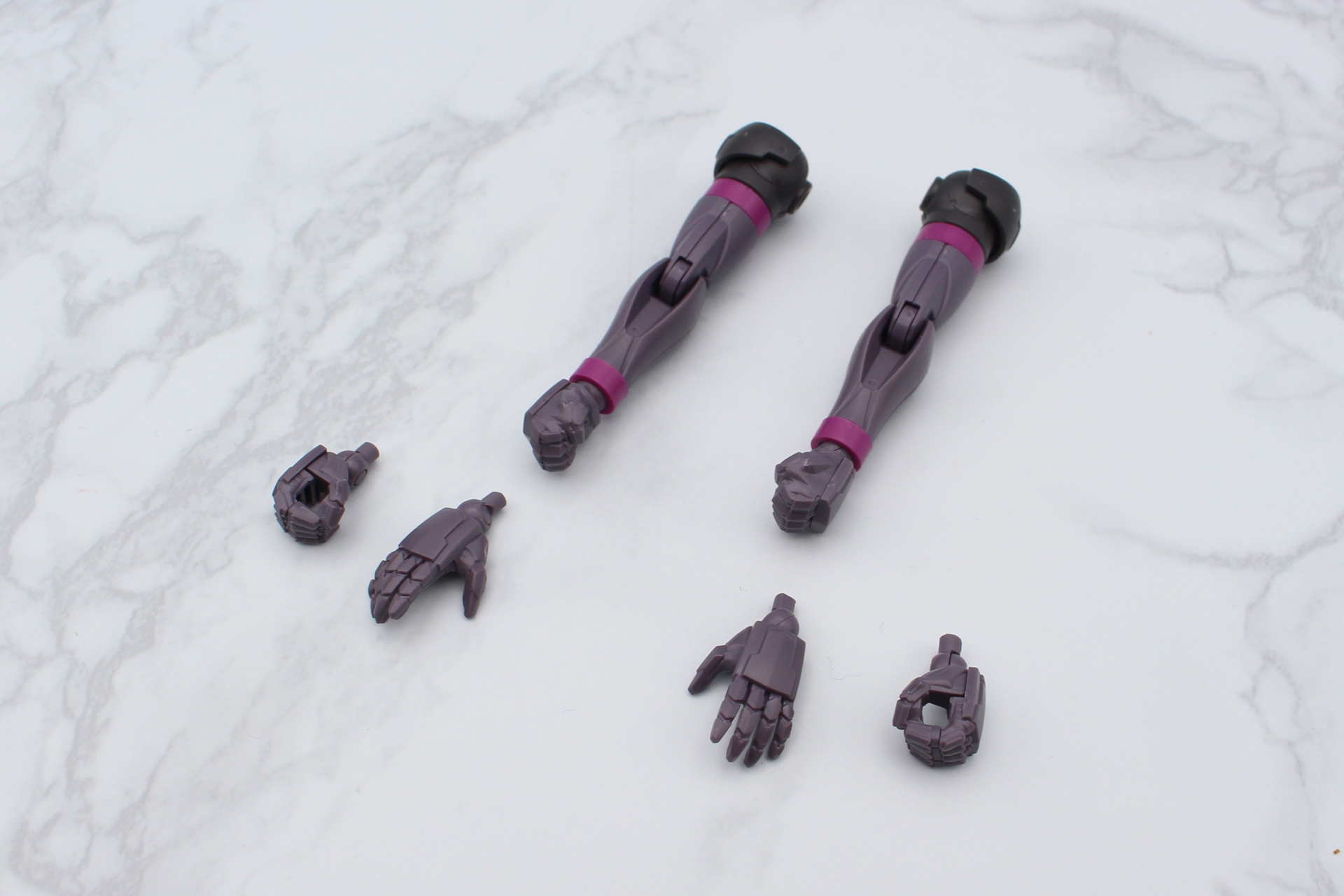 もう一方も組み立てて腕の完成。手首以外は同じものだ